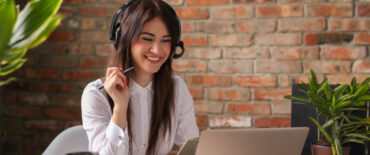 portrait-woman-customer-service-worker_144627-37948